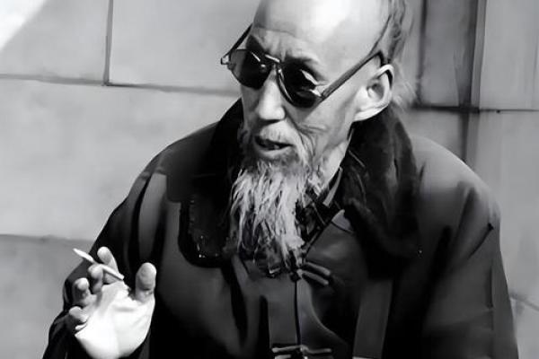 大师摸骨算命搞笑视频 大师摸骨算命搞笑视频