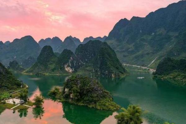 张鑫龙-风水学说中建宅选址要适应磁场
