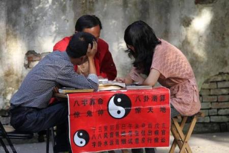 一个账号算命一个账号助攻 女子充“大师”骗了朋友近5万