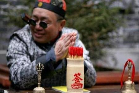 摇铜钱算命