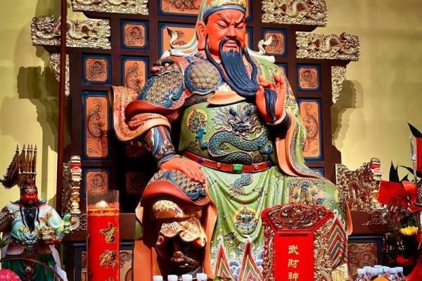 你想要财运广进,可以在财位上面供奉财神牌位