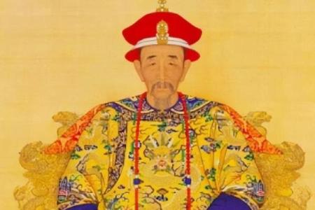 康熙帝拿出弘历的生辰八字，相士看后：是女必为娼，是男必为皇