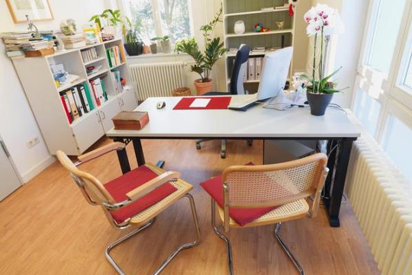 书桌可以背对大门吗书房装修风水禁忌