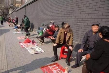 夫人又去摆摊算命